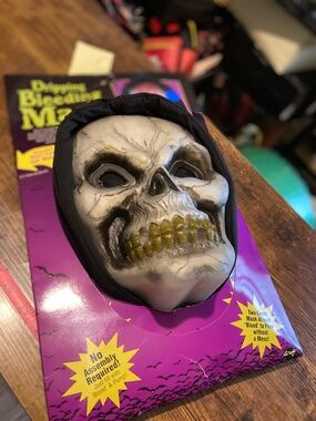 Vintage Fun World dripping bleeding skull mask